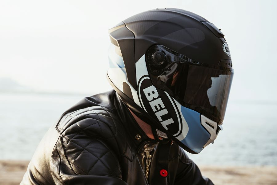 Un motociclista viste un casco Bell Race Star Flex DLX negro