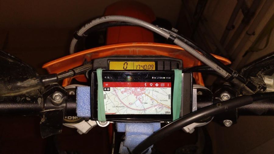 Un GPS montado sobre una moto off-road