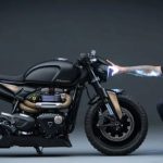 Bonneville personalizada gana el concurso Triumph Originals Teyde Deguchi, en cuclillas, extiende su brazo hacia el faro encendido de la Gaijin, una Bonneville ganadora del Triumph Originals 2025