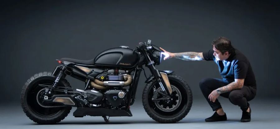 Bonneville personalizada gana el concurso Triumph Originals Teyde Deguchi, en cuclillas, extiende su brazo hacia el faro encendido de la Gaijin, una Bonneville ganadora del Triumph Originals 2025