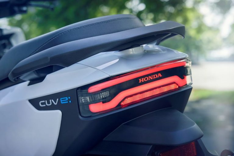 Visible stop trasero LED de una scooter Honda CUV e