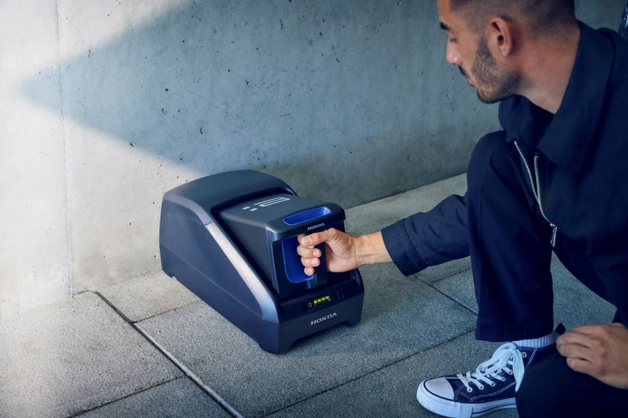 Un usuario extraer una batería intercambiable del cargador portátil