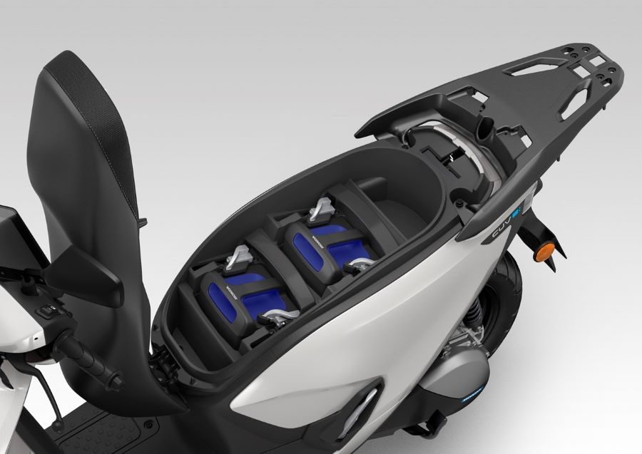 Al asiento levantado de un Honda CUV e permite ver sus dos baterías