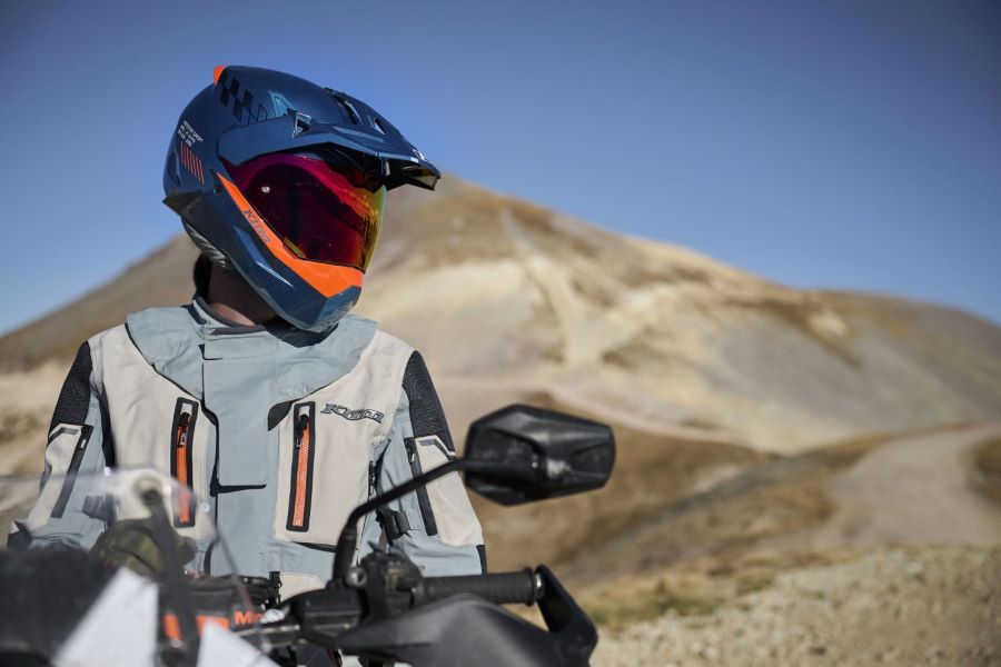 Un piloto calza un casco Klim X1 Alpha