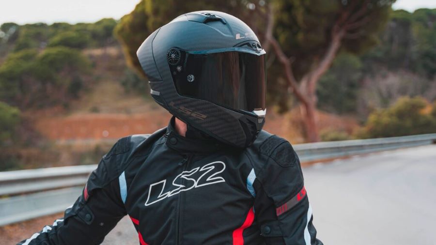 Totalmente de negro, un piloto calza una casco LS2 Thunder GP también negro