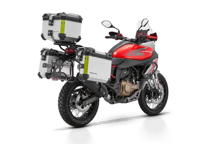 El modelo SRT 550 SX de QJMotor en color rojo y con maletas y Top Case