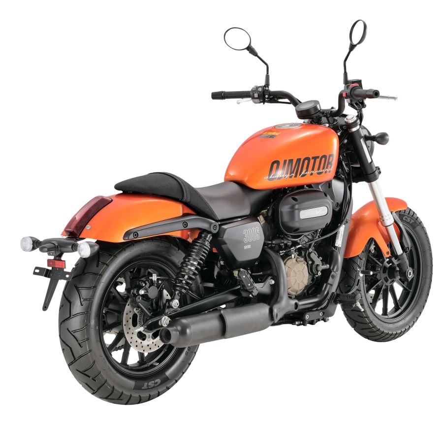 Una QJMotor SRV 300 naranja vista en perspectiva lateral derecha