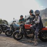 Tres novedades de QJMotor para el mercado argentino Tres usuarios del Modelo SRV 300 de QJMotor descansan sobre sus monturas a un costado de la ruta