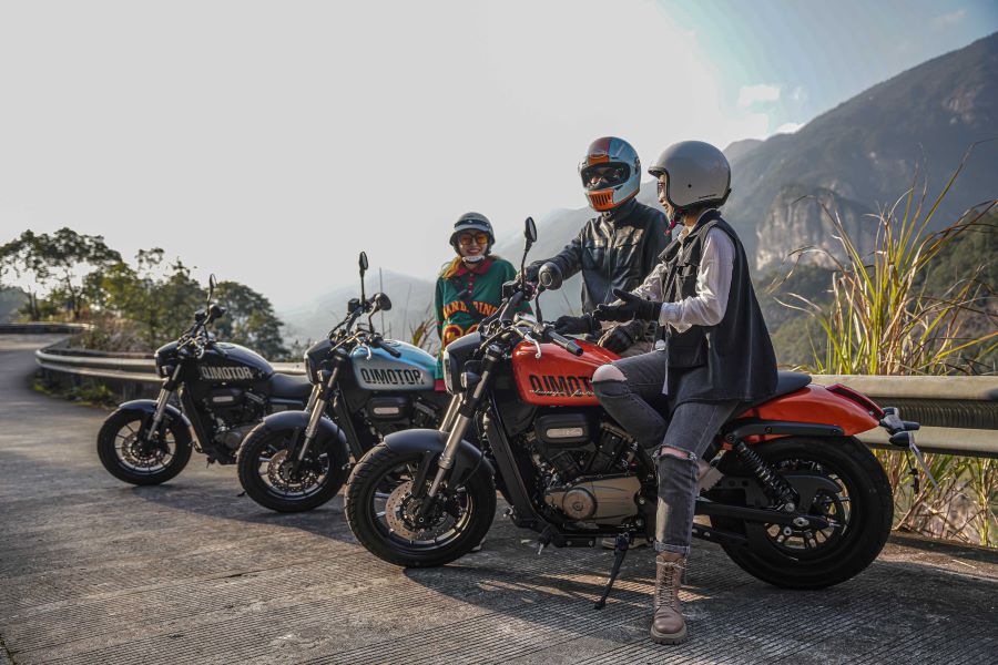 Tres usuarios del Modelo SRV 300 de QJMotor descansan sobre sus monturas a un costado de la ruta