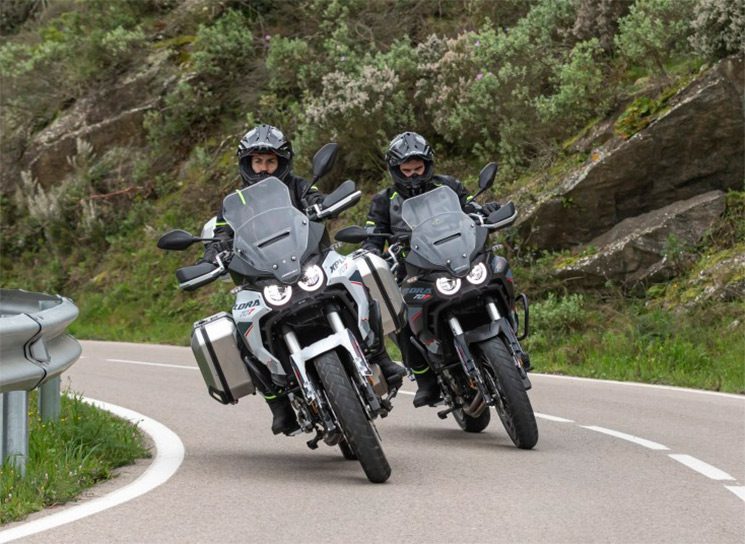 Dos aventureros transitan una ruta con sus Rieju Explora 707 provistas de maletas y top case