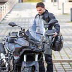 Rieju Explora 707: la trail española que marca tendencia Un usuario de la Rieju Explora 707 se apresta a subir a la misma