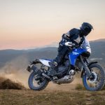Yamaha Ténéré 700: una "rally-ready" pide caminos en Argentina Una Yamaha Ténéré 700 2025 azul derrapa en terreno montañoso