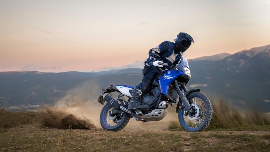 Una Yamaha Ténéré 700 2025 azul derrapa en terreno montañoso