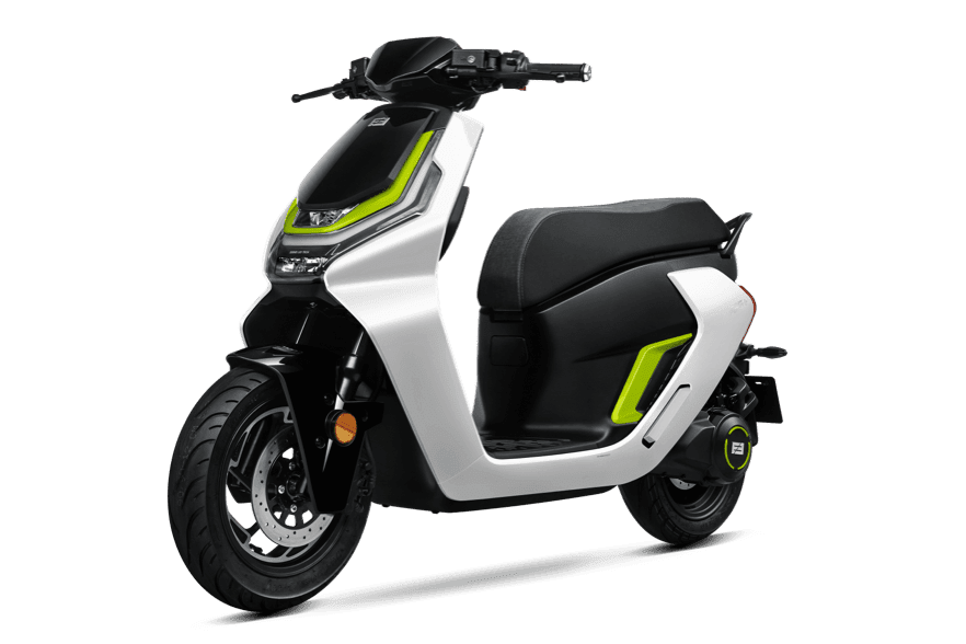 Un scooter eléctrrico Zeeho AE6+ blanco con vivos verde flúor