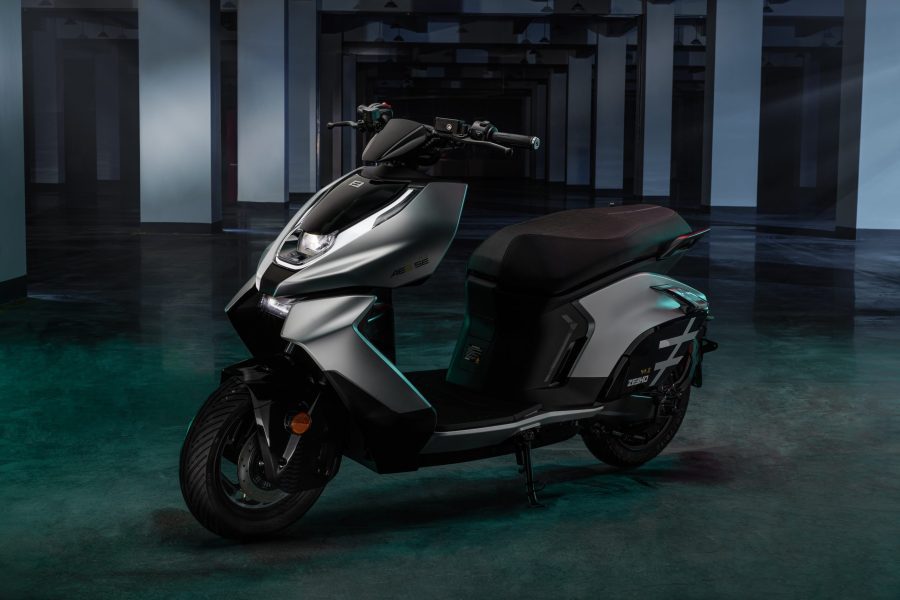Foto artísticas de un scooter ZEEHO AE8S+ que simula su presencia en un ámbito con columnas