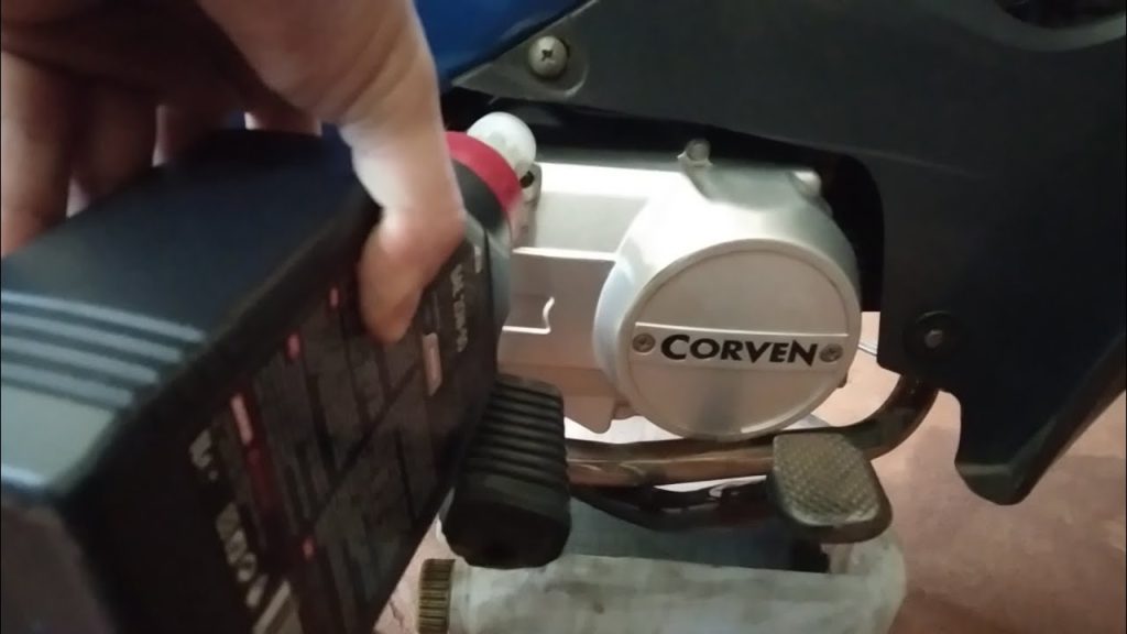 Cambio de aceite en una moto Corven 110 cc