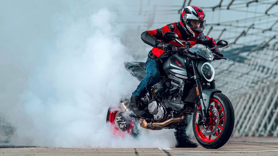 Una Ducati Monster echa humo antes de salir raudamente