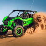 Kawasaki Teryx H2: potencia supercargada en el mundo SXS Un Kawasaki Teryx H2 verde furioso escarba en la arena