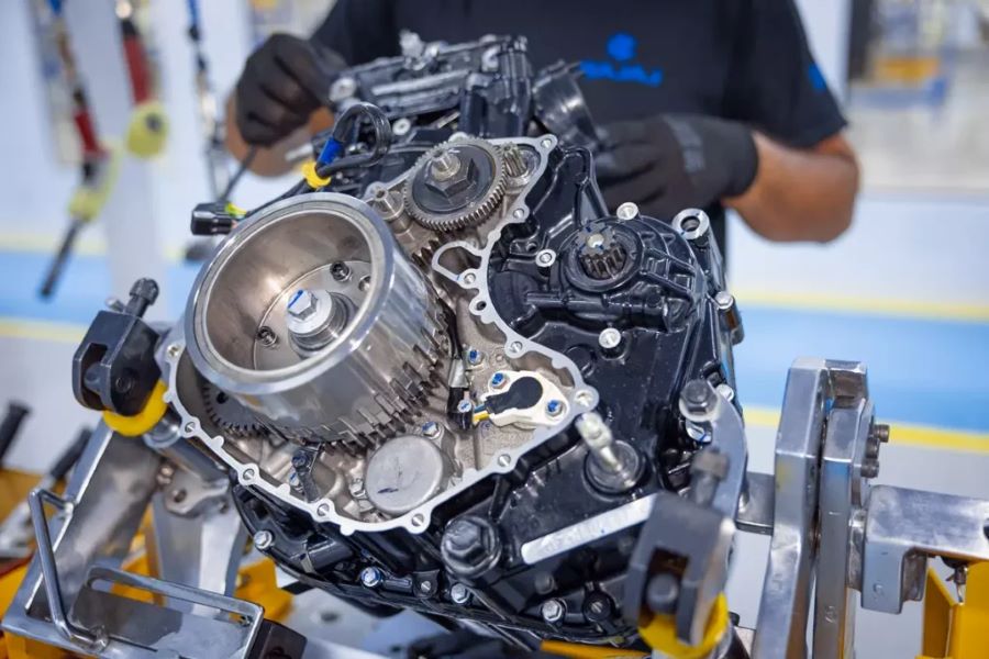 Un mecánico revisa un motor de moto fuera del vehículo