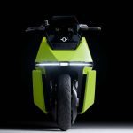 Omo X, primer scooter eléctrico con IA y autónomo de serie Un Scooter eléctrico OMO X verde de frente