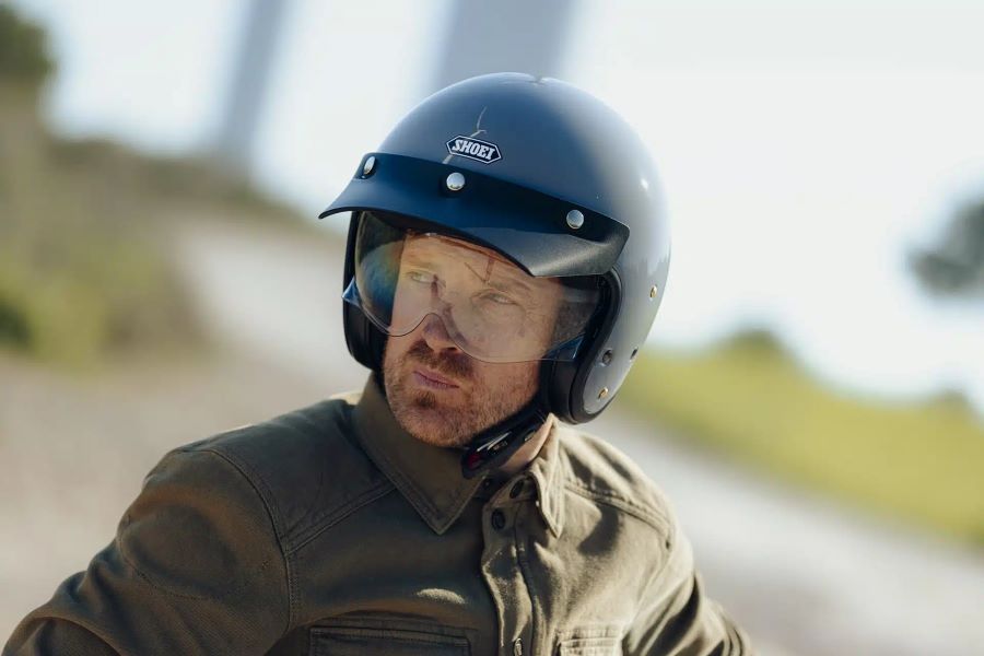 Un usuario tiene puesto un casco Shoei J•O 2 negro