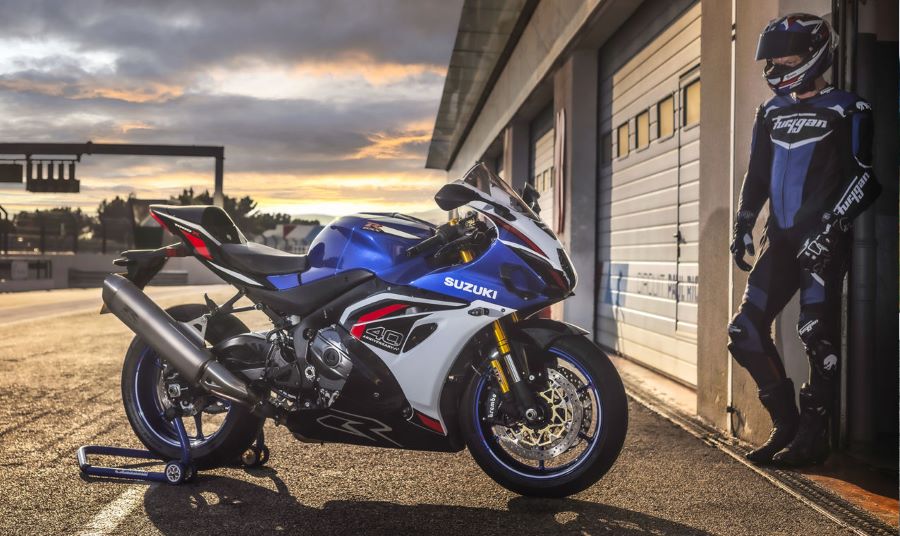 Suzuki GSX-R1000R 2026: 40 años de evolución superdeportiva Un piloto observa desde la puerta del box a su Suzuki GSX-R1000R 2026