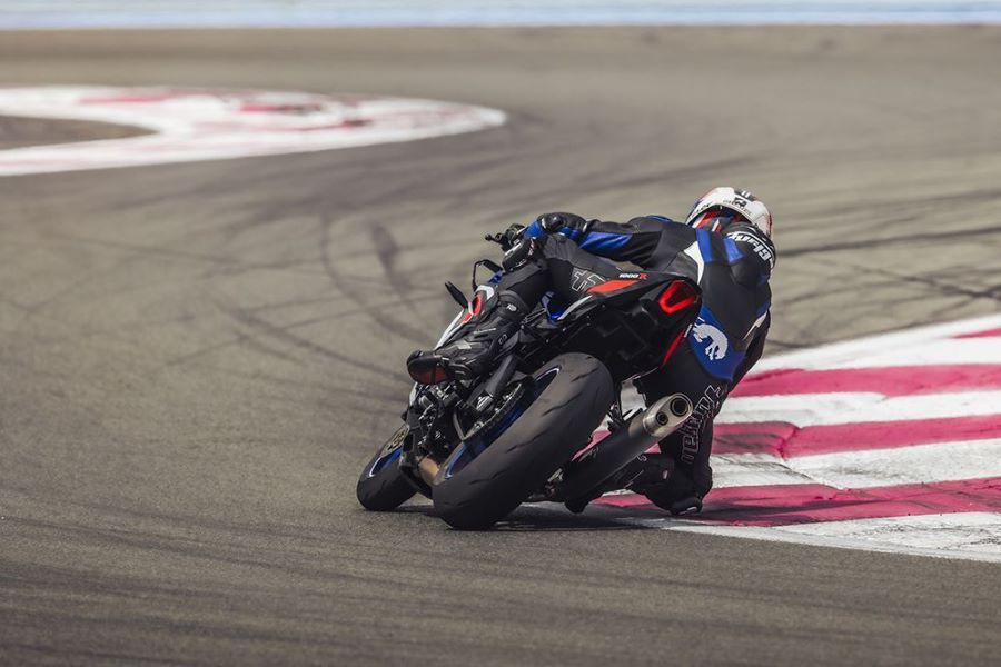 Suzuki GSX-R1000R 2026: 40 años de evolución superdeportiva Vista desde atrás, una Suzuki GSX-R1000R gira a la derecha en un circuito