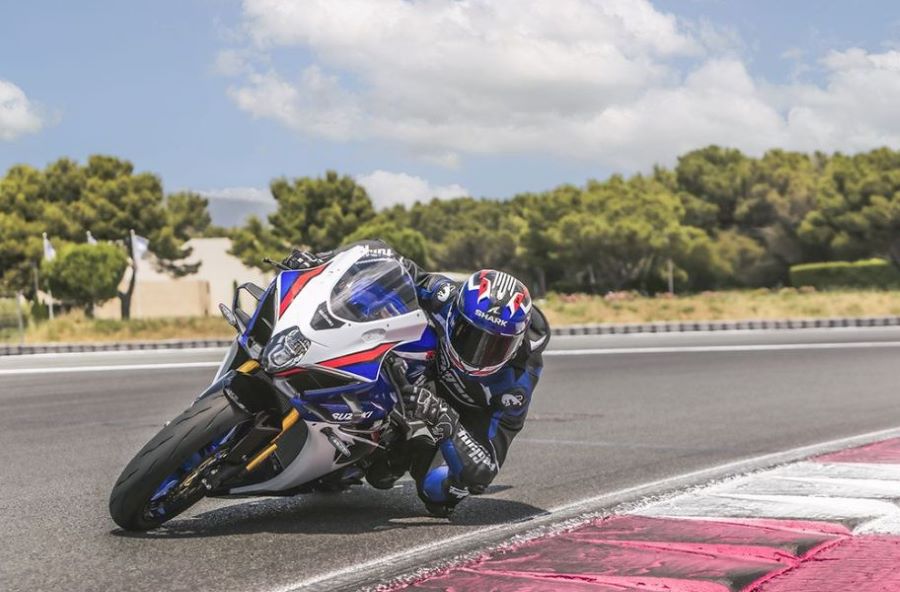 Suzuki GSX-R1000R 2026: 40 años de evolución superdeportiva Una Suzuki GSX-R1000" azul gira a la izquierda en una pista