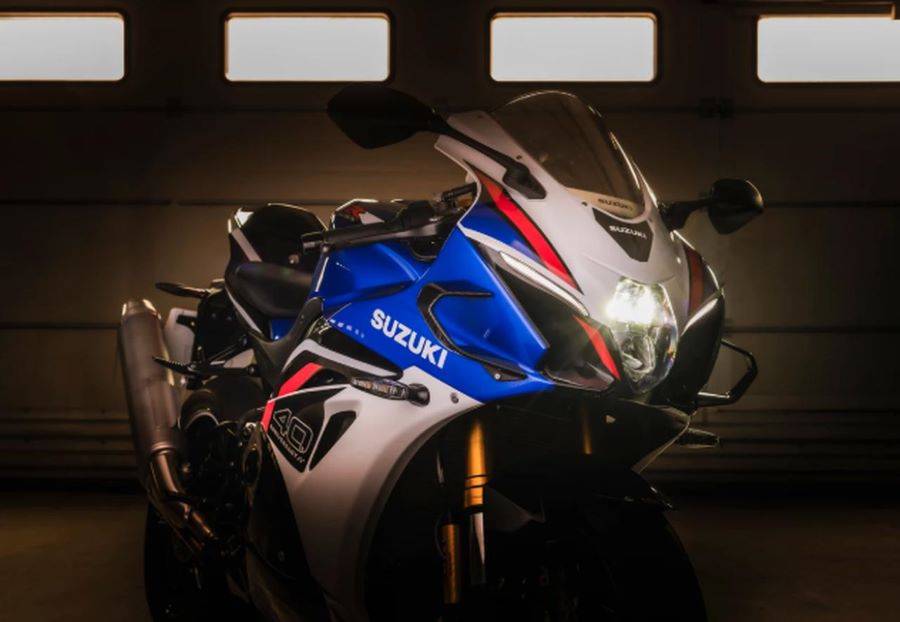 Una suzuki GSX-R1000R 2026 en penumbras y con el faro delantero encendido