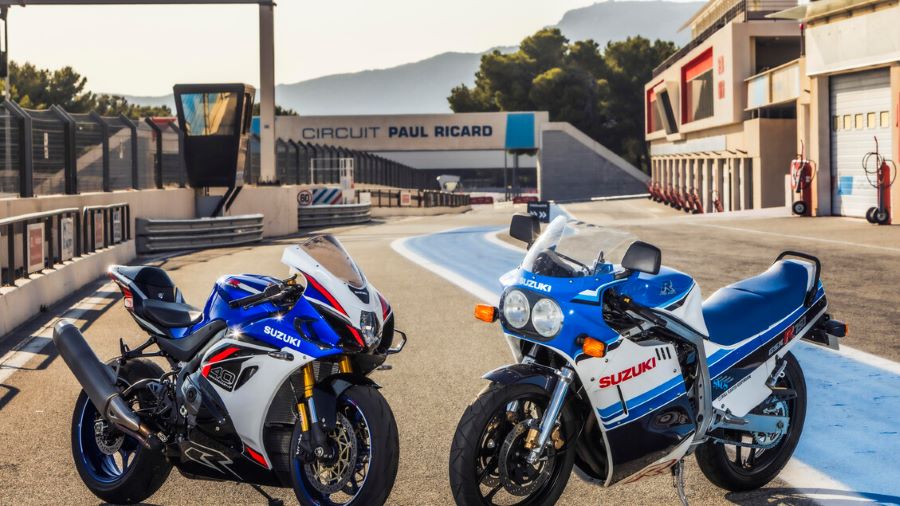 Suzuki GSX-R1000R 2026: 40 años de evolución superdeportiva La Suzuki GSX-R1000R 2026 posa junto al primer ejemplar de 1985 en el circuito Paul Ricard