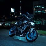 Yamaha Argentina lanza la MT-09 y actualiza la MT-03 Una Yamaha MT-09 recorre una calle ciudadana en medio de la noche