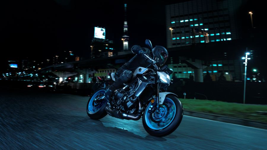 Una Yamaha MT-09 recorre una calle ciudadana en medio de la noche