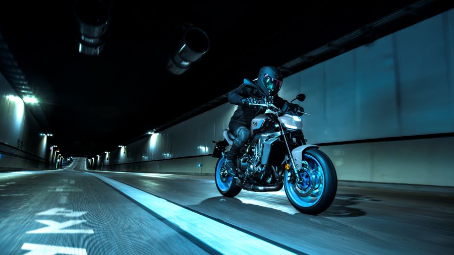 Una Yamaha MT-09 lanzada a toda velocidad en medio de un túnel carretero