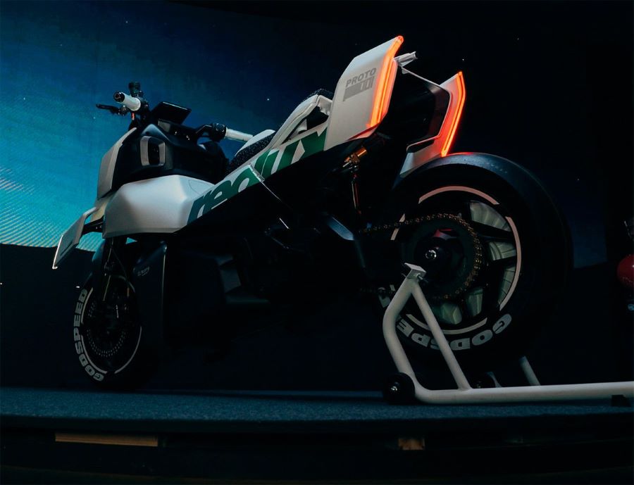 Ather Redux: la moto-scooter que cambia con solo un botón El singular colín doble del Scooter Ather Redux con las luces LED encendidas
