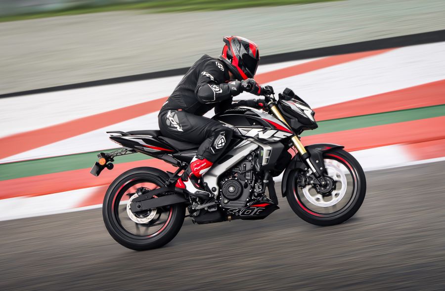Un Bajaj Rouser NS 400 Z lanzada a toda velocidad en una pista