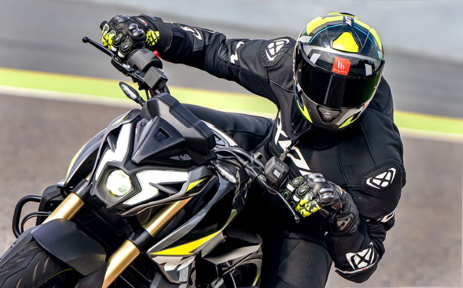 Vista parcial de una Bajaj NS Rouser NS 400 Z girando de frente