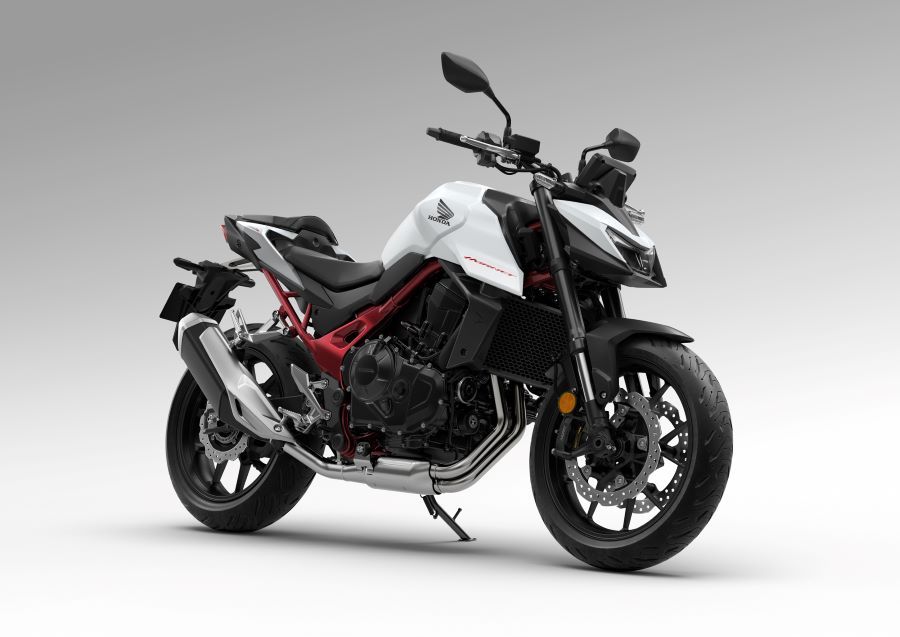 Lateral derecho de una Honda Hornet 750 blanca