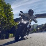 Honda CB750 Hornet 2025: renovación global sin fronteras Una Honda CB750 Hornet circulando en una calle y vista frontalmente