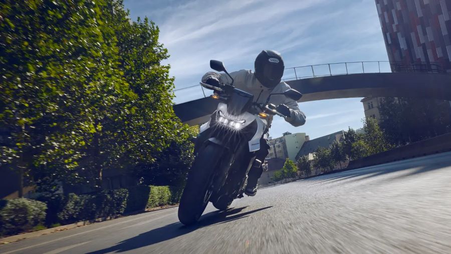 Honda CB750 Hornet 2025: renovación global sin fronteras Una Honda CB750 Hornet circulando en una calle y vista frontalmente