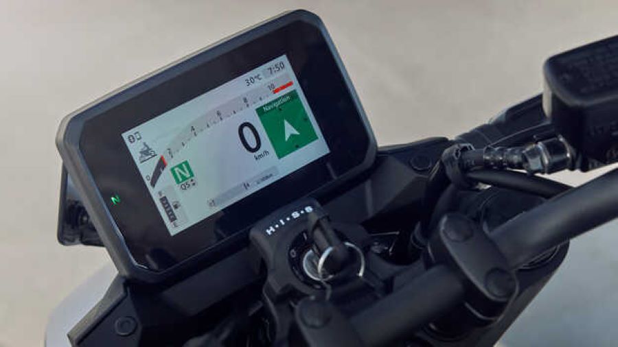 Pantalla digital de una Honda CB750 Hornet 2025