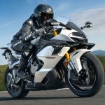 CFMoto 750SR-S: El salto hacia las deportivas puras Una CFMoto 750SR-S blanca lanzada a toda velocidad en una pista