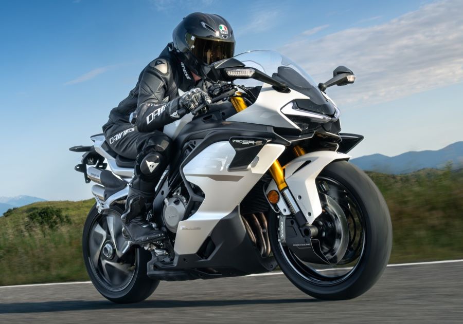 Una CFMoto 750SR-S blanca lanzada a toda velocidad en una pista