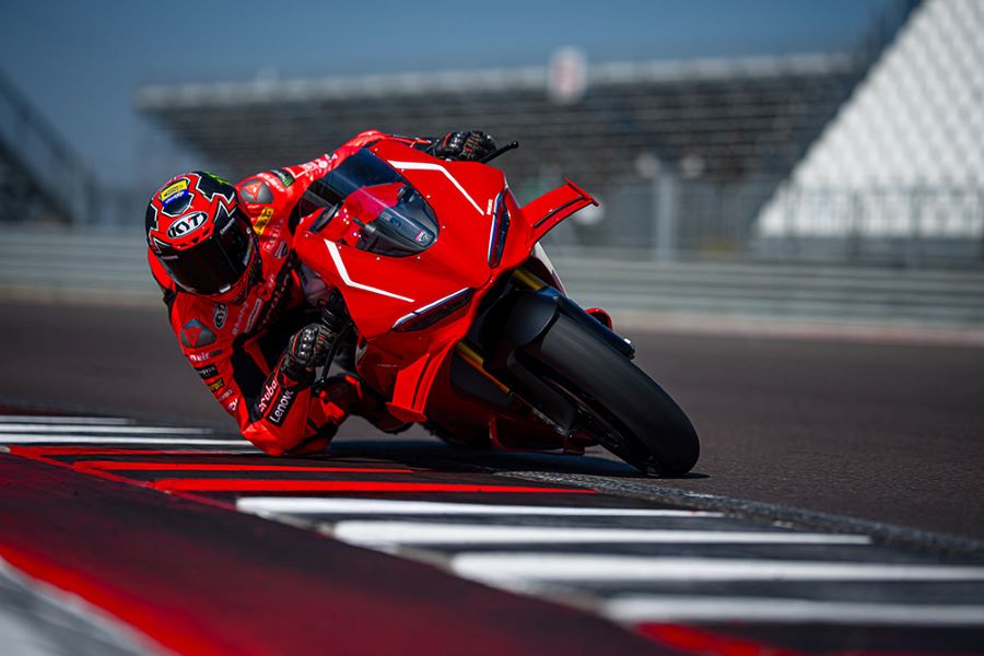 Panigale V4 R: Ducati lleva la superbike de calle al límite Vista de freten, una Panigale V4 R gira a la derecha en un circuito