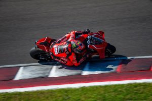 Imagen cenital de una Ducati Panigale V4 R rodando en una pista