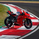 Una Panigale V4 R dispuesta sobre pianitos de una pista