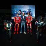 Los pilotos Márquez y Bagnaia, junto a Claudio Domenicale, posan con las Diavel y Multistrada durante el lanzamiento de la gama Ducati V4 RS