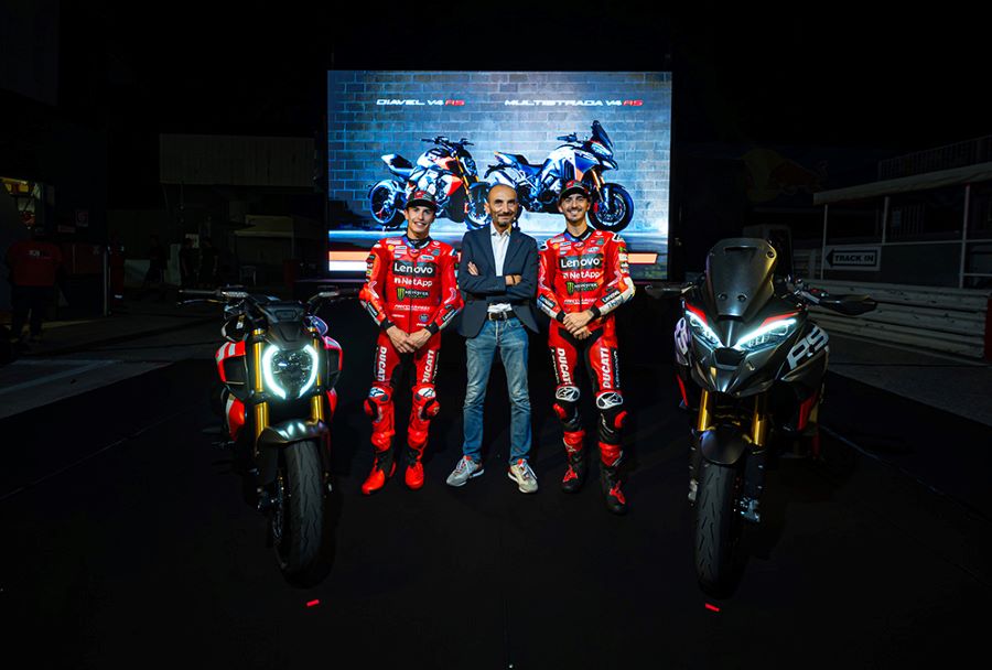 Los pilotos Márquez y Bagnaia, junto a Claudio Domenicale, posan con las Diavel y Multistrada durante el lanzamiento de la gama Ducati V4 RS
