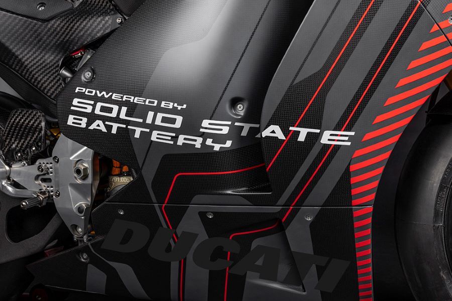 En el carenado de una Ducati V21L se aprecia la leyenda: batería en estado sólido