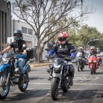 Parque de motocicletas en México crece 294% en diez años Motociclistas avanzan por una calle de CDMX