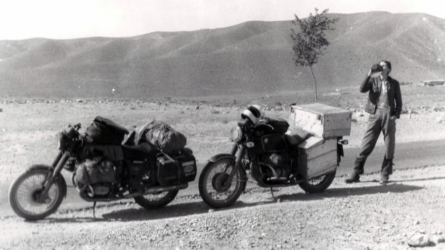 La travesía de Elspeth Beard en moto Foto en blanco y negro de Elspeth Beard con junto a su moto y la de otro motoviajero